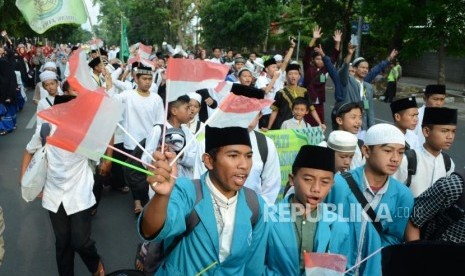 Ribuan santri dari seluruh Jawa Barat mengikuti kirab dalam rangka Hari Santri Nusantara Tingkat Provinsi Jawa Barat, di Jalan Diponegoro, Kota Bandung, Ahad (21/10).