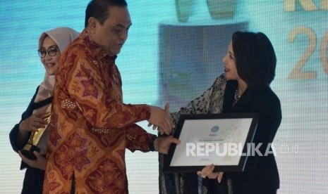 Menpan RB Syafruddin memberikan anugerah syariah republika kategori The Most Innovative Sharia Insurance kepada perwakilan UUS Prudential Indonesia pada acara Arugrah Syariah Republika di Jakarta, Kamis (8/11) malam