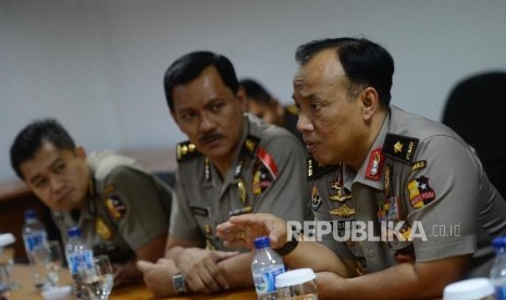 Kepala Biro Penerangam Mabes Polri Dedi Prasetyo (kanan)