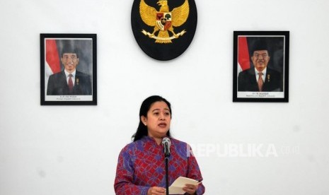 Menteri Koordinator Bidang Pembangunan Manusia dan kebudayaan Puan Maharani menyampaikan sambutan sebelum penandatanganan Surat Keputusan Bersama (SKB) di Kementerian Koordinator Bidang Pembangunan Manusia dan kebudayaan, Jakarta, Senin (18/12).