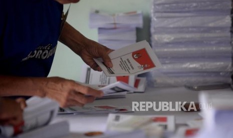 Petugas sortir dan pelipat kertas suara pilpres 2019 malakukan pekerjaannya di Gudang Logistik KPU Jakarta Pusat, Jakatra, Selasa (19/2).