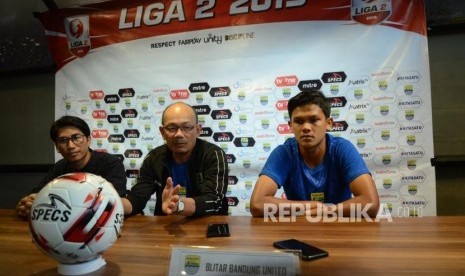 Pelatih Belitar Bandung United, Liestiadi (tengah) bersama perwakilan pemain Aziz Hutagalung (kanan) menjelaskan kesiapan menghadapi PSPS Riau dalam Liga 2 2019, di Graha Persib, Kota Bandung, Senin (1/7).