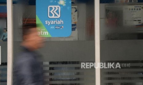 Nasabah berjalan usai melakukan transaksi melalui ATM Bank BRI Syariah. ilustrasi