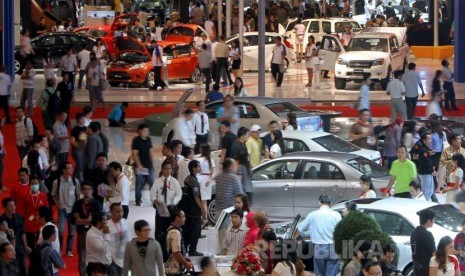 PEMBUKAAN IIMS : Pengunjung mengamati mobil yang dipajang pada perhelatan
Indonesia International Motor Show (IIMS) ke-18 di Jakarta International
Expo , Kemayoran, Jumat (23/7). Pameran otomotif terbesar di tanah air itu
berlangsung 23 Juli- 1 Agustus 