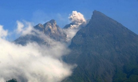 Gunung Merapi Intens Keluarkan Lava Pijar