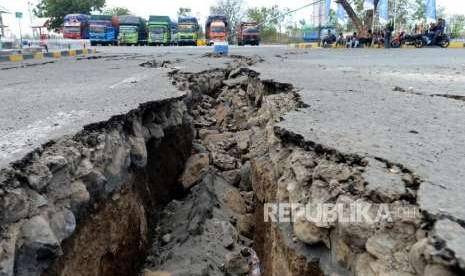 Kondisi area parkir ruang tunggu yang retak akibat gempa di Pelabuhan Kayangan, Lombok Timur, NTB, Selasa (21/8).