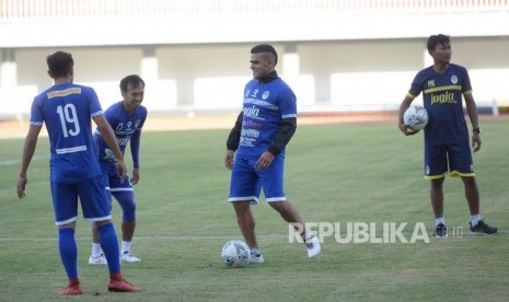 Para pemain PSIM Yogyakarta berlatih di kandang di Stadion Mandala Krida, Yogyakarta (ilustrasi).