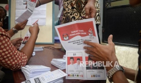 Petugas KPPS melakukan penghitungan suara pemilu 2019