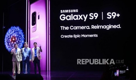 President Samsung Electronics Indonesia (SEI) Jae Hoon Kwon (tengah) bersama Head of IM Product Marketing SEI Denny Galant (kiri) dan IM Marketing Director SEI Jo Semidang, memperlihatkan Samsung Galaxy S9 dan S9+ pada peluncurannya di Jakarta, Jumat (9/3).