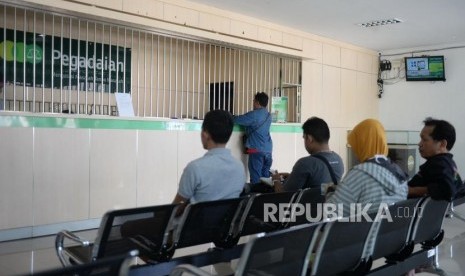 Warga Mulai Serbu Pegadaian. Warga mengajukan pinjaman di Pegadaian Lempuyangan, Yogyakarta, Kamis (23/5/2019).