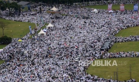 Jutaan umat Islam mengikuti Reuni 212 di kawasan Monas sebagai wujud kebangkitan Islam (Ilustrasi)