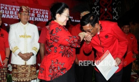 Bakal Calon Gubernur (Bacagub) Sumatera Utara Djarot Saiful Hidayat mencium tangan Ketua Umum PDIP Megawati Soekarnoputri (dari kanan) usai penyerahan surat rekomendasi partai pada acara pengumuman rekomendasi pasangan calon gubernur dan wakil gubernur PDIP di Kantor PDIP Jakarta, Kamis (4/1).