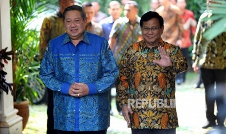 Ketua Umum Partai Gerindra Prabowo Subianto (kanan) bersama Ketua Umum Partai Demokrat Susilo Bambang Yudhoyono (kiri) berjalan saat tiba di kediaman Prabowo, Jalan Kertanegara, Kebayoran Baru, Jakarta, Senin (30/7).