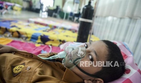 Yurada memakai alat bantu oksigen saat dirawat di posko kesehatan warga terdampak kabut asap di Balai Rehabilitasi Sosial Anak Memerlukan Perlindungan Khusus Kementerian Sosial, Pekanbaru, Riau, Kamis (19/9).