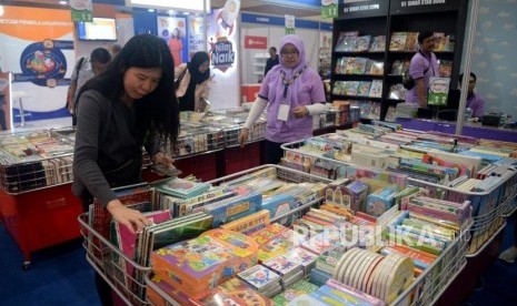 Sejumlah pengunjung mengamati buku yang dihadirkan dalam Indonesia International Book Fair (IIBF) 2019 di JCC Senayan, Jakarta, Rabu (4/9).