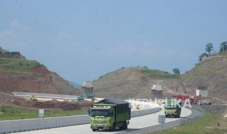 Kendaraan melintas di ruas Jalan Tol Tras Sumatera (JTTS) di Kawasan Bakauheni, Lampung, Kamis (31/5).