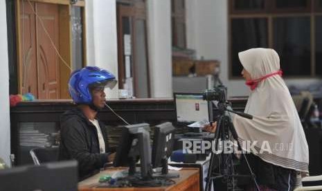 Layanan Kependudukan Darurat : Pengungsi gempa dan tsunami mengurus KTP-Elektronik di kantor Dinas Kependudukan dan Catatan Sipil Kota Palu, Senin (8/11).