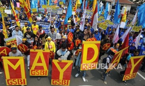 Sejumlah aliansi buruh dari berbagai ormas berjalan menuju Istana Negara pada peringatan Hari Buruh Internasional di Jakarta, Selasa (1/5).