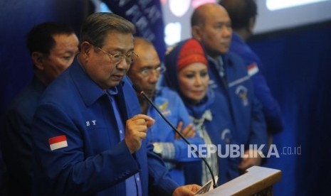 Ketua Umum Partai Demokrat Susilo Bambang Yudhoyono didampingi anggota majelis tinggi Partai Demokrat mengumumkan bakal calon Gubernur dan Wakil Gubernur di Wisma Proklamasi, Jakarta, Ahad (7/1).