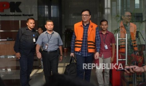 Direktur Operasional Lippo Group Billy Sindoro mengenakan rompi orange   pasca menjalani pemeriksaan sebagai tersangka di Gedung Komisi Pemberantasan Korupsi (KPK), Jakarta, Selasa (16/10).