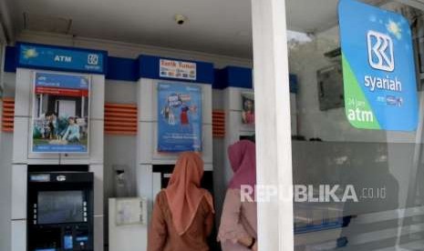 Nasabah melakukan transaksi melalui ATM BRI Syariah. Jika disetujui, BPIH nantinya bisa dibayar dengan hanya melalui mesin ATM.