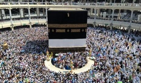 Masjidil Haram PadatPuluhan ribu jamaah haji dari berbagai negara memadati areal tawaf Masjidil Haram di Makkah, Arab Saudi, Jumat (18/9). Menjelang wukuf, kondisi masjid terbesar di dunia ini semakin dipadati jamaah haji yang ingin beribadah di sana.foto: EH Ismail  