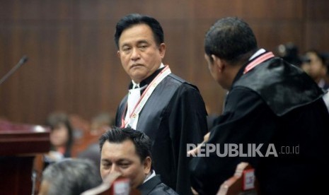 Ketua tim kuasa hukum pasangan calon presiden dan calon wakil presiden nomor urut 01 Yusril Ihza Mahendra selaku pihak terkait mengikuti sidang Perselisihan Hasil Pemilihan Umum (PHPU) sengketa Pilpres 2019 di Gedung Mahkamah Konstitusi, Jakarta, Jumat (21/6).