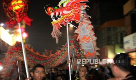 Peserta Cap Go Meh melakukan atraksi barongsai saat mengikuti Bogor Street Festival Cap Go Meh (CGM) 2018 di Jalan Suryakencana, Bogor, Jawa Barat, Jumat (2/3).