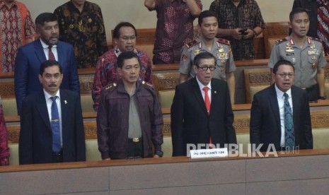 Revisi UU Terorisme. Menteri Yasonna Laoly (kedua kanan) menghadiri Rapat Paripurna di Kompleks Parlemen Senayan, Jakarta, Jumat (25/5).