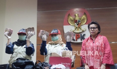 Wakil Ketua KPK, Basaria Panjaitan  beserta petugas  menunjukan barang bukti operasi  tangkap tangan yang  dilakukan Komisi Pemberantasan Korupsi terhadap di Jakarta, Rabu (12/12).