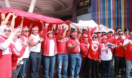 300 Warga Bogor Arak Bendera Merah Putih Sepanjang 100 Meter