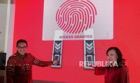 Presiden Direktur CIMB Niaga Tigor M Siahaan (kiri) bersama Direktur Lani Darmawan menempelkan sidik jarinya pada acara peresmian Digital Lounge @Home di Jakarta, Kamis (26/9).