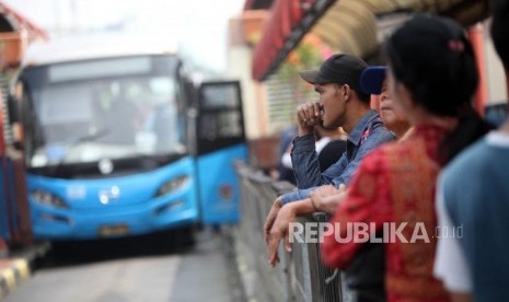 Sejumlah penumpang menunggu bus Transjakarta di jalur 2 Halte Transjakarta Terminal Blok M, Jakarta, Selasa (3/7).