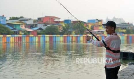 Ruang Interaksi Warga. Warga saat memancing di kawasan Danau Sunter, Jakarta Utara, Rabu (26/9).