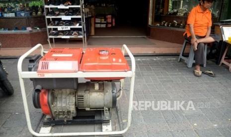 Sebuah toko mengunakan genset ketika mengalami pemadaman listrik, Jakarta, Senin (5/8).