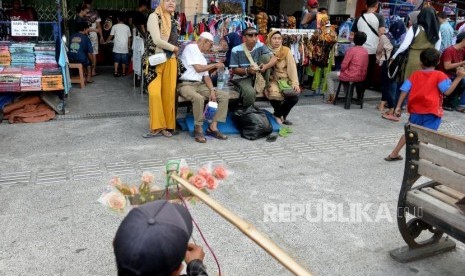 Malioboro Mulai Dipadati Pelancong. Pengunjung memadati pedestrian di Malioboro, Yogyakarta,  Kamis (6/6/2019).