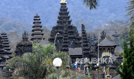 Wisatawan mengunjungi Pura Besakih, Bali.