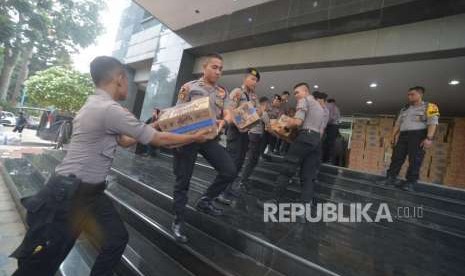 Anggota  Polisi memasukan sejumlah barang bantuan untuk korban bencana gempa bumi dan tsunami  Palu Donggala di Polda Metro Jaya, Jakarta, Rabu (3/10).