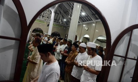 Saat Corona Merombak Tradisi Ramadhan Berusia Ratusan Tahun. Sejumlah umat Muslim saat melaksanakan sholat tarawih di Masjid Jami Al-Makmur, Cikini, Jakarta.