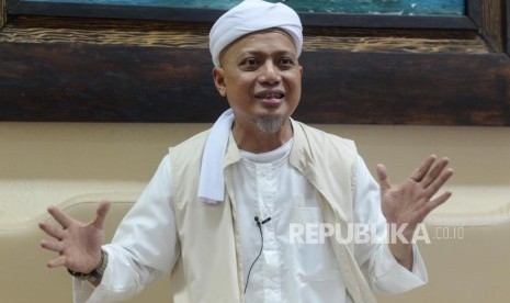 Ustaz Arifin Ilham saat sesi wawancara  bersama Republika di  Bogor Jawa Barat, Selasa (18/12).