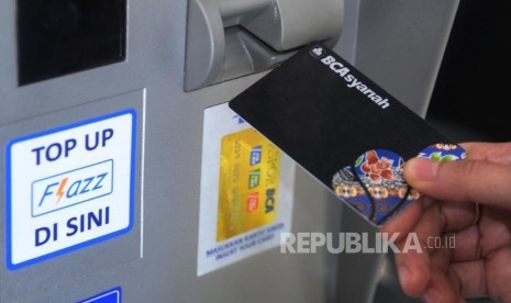 Nasabah melakukan transaksi di mesin Anjungan Tunai Mandiri (ATM) 