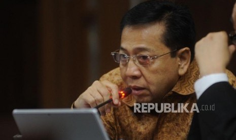 Terdakwa kasus tindak pidanda korupsi KTP Elektronik Setya Novanto memberikan bantahan atas keterangan saksi Charles Eka Praja  saat sidang lanjutan di Pengadilan tindak pidana korupsi, Jakarta, Kamis (18/1).