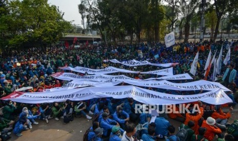 Massa Mahasiswa Seluruh Indonesia melakukan aksi damai di kawasan Gedung DPR RI Senayan, Jakarta, Selasa (1/10/2019).