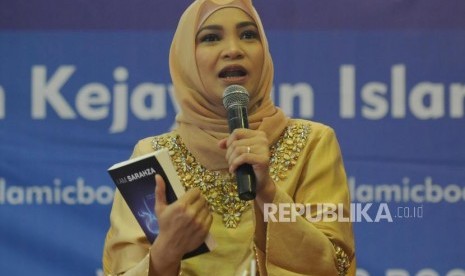 Penulis Hanum Rais memaparkan pendapat saat peluncuran dan bedah novel I Am Sarahza pada acara Islamic Book Fair 2018 di Jakarta Convention Center, Jakarta, Jumat (20/4).