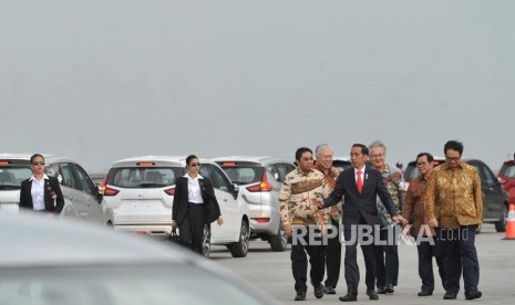 Presiden Joko Widodo meninjau ekspor perdana Mitsubishi Xpander di PT Indonesia Kendaraan Terminal atau IPC Car Terminal, Cilincing, Jakarta, Rabu (25/4).