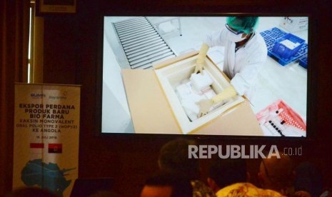 Penayangan video pengemasan produk Monovalent Oral Polio Vaccine type 2 (mOPV2) sebelum pelepasan ekspor perdana vaksin mOPV2 ke negara Angola, di halaman kantor Bio Farma, Jalan Kota Bandung, Selasa (16/7).