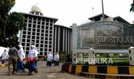 Pengunjung melintas di kawasan Masjid Istiqlal, Jakarta, Kamis (25/4).