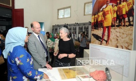 Ketua Dewan Kerajinan Nasional Daerah DKI Jakarta bersama Wakil Duta Besar Australia Allaster Cox dan Kurator Pameran Faith Fashion Fusion Glynis Jones.