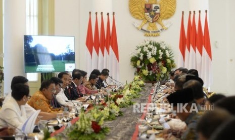 President Joko Widodo chairs cabinet meeting at the Bogor Presidential Palace, West Java, on Wednesday to discuss the draft 2019 state budget.