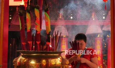 Umat yang merayakan hari raya Imlek nampak melakukan ibadah di Vihara Dharma Jaya Toasebio, di bilangan petak 9, Jakarta, Selasa (5/2).